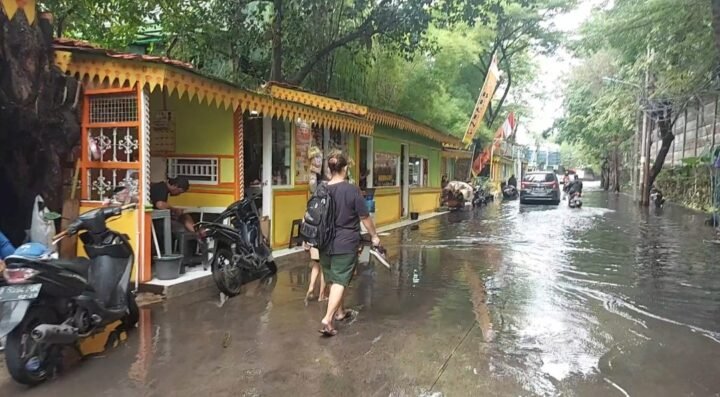 7 Bangunan Kios Semi Permanen Di Atas Saluran Air JL Bangun Nusa Raya