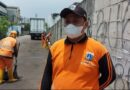 Pasca Parkir Liar Diderek Petugas Dishub, PPSU Rawa Buaya Bersihkan Sampah di Jalan Kopaja