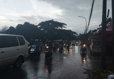 Aneh, di Jakarta Barat Saluran Air Jadi Kebon Pisang Jalan Jadi Saluran Air