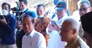 Kunker Hari Kedua, Presiden Joko Widodo Sempatkan Makan Lontong Tahu Kecap di Pasar Menden Kabupaten Blora