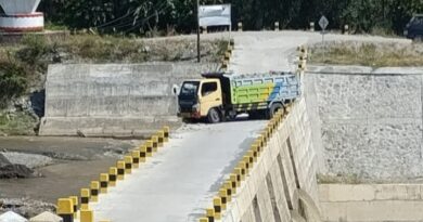 Dump Truck Bermuatan Batu Nyaris Terperosok di Jembatan Cek Dump Kali Konto Pondok Agung