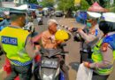 Operasi Zebra Jaya 2023, Satlantas Jakarta Barat Bagikan Helm Gratis Pada Pengendara