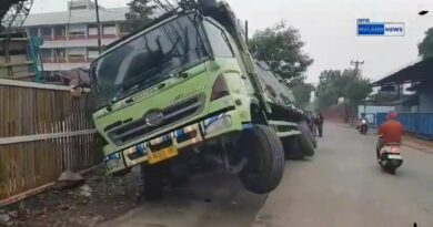 Parkir Liar Truck Tronton Hancurkan Saluran Air di JL Bojong Raya, Ketua RW 04 Dianggap Lamban Lakukan Pencegahan