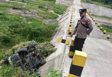 Nekat Terobos Cek Dam, Mobil Grand Max Angkut Batang Jagung Nyungsep di Kali Kunto Siman  
