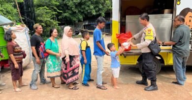Polsek Palmerah Bagikan 300 Paket Makanan Gratis untuk Warga Jatipulo