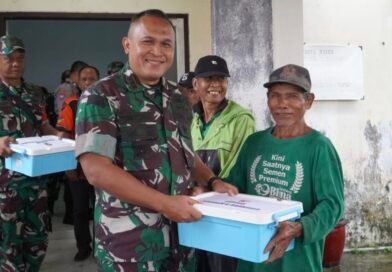 Pekerja Pembangunan Koperasi Merah Putih Desa Krisik Dapat Bansos dari Danrem Untoro