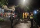 Polsek Palmerah Bersama Instansi Terkait Tangani Pohon Tumbang di Jalan KS Tubun