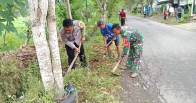 TNI-Polri dan Warga Dawuhan Bersatu Jaga Lingkungan Pagi Berkabut