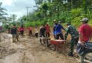 TNI Bersama Warga Perbaiki Jalan Rusak di Desa Sengon Trenggalek