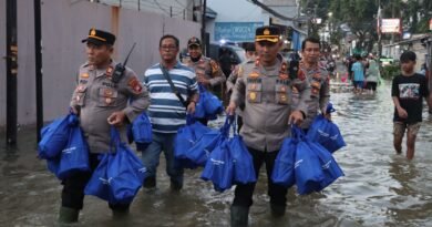 Polsek Kembangan Salurkan Makanan Siap Saji, Ringankan Beban Warga Terdampak Banjir