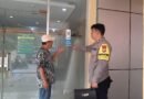 Permudah Masyarakat Lapor, Bhabinkamtibmas Taman Sari Tempel Stiker Bantuan Polisi