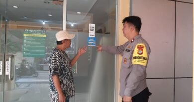 Permudah Masyarakat Lapor, Bhabinkamtibmas Taman Sari Tempel Stiker Bantuan Polisi