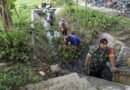 Cegah Banjir Musim Hujan, Babinsa Ngaringan Bersama Warga Bersihkan Gorong-Gorong Tersumbat