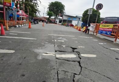 Beton Jalur Bus AKAP dan TransJakarta di Terminal Kalideres Ambrol