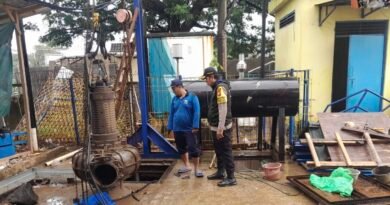 Curah Hujan Tinggi, Bhabinkamtibmas Kembangan Utara Cek Rumah Pompa dan Debit Air Kali Angke