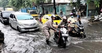 Banjir Kepung Jakarta, Polisi Atur Lalin di Cengkareng Jakarta Barat