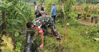 Cegah Banjir di Trenggalek, TNI–Polri Bersama Warga Bersihkan Saluran Air di Kelutan