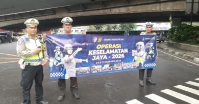 Hari Pertama Operasi Keselamatan Jaya 2026, Satlantas Polres Jakbar Berikan Sosialisasi di Traffic Light