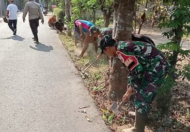 Babinsa Pakunden Ajak Warga Gotong Royong Jumat Bersih di Sepanjang Jalan Bogowonto