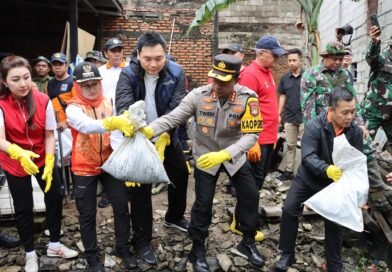 Polres Jakbar Bersama Pemkot dan TNI Gelar Kerja Bakti Jaga Jakarta Bersih