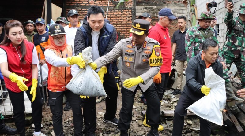 Polres Jakbar Bersama Pemkot dan TNI Gelar Kerja Bakti Jaga Jakarta Bersih