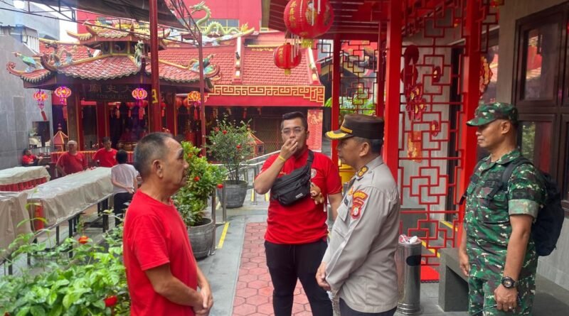 Jelang Imlek 2577, Tim Asistensi Polres Metro Jakarta Barat Tinjau Sejumlah Vihara di Taman Sari