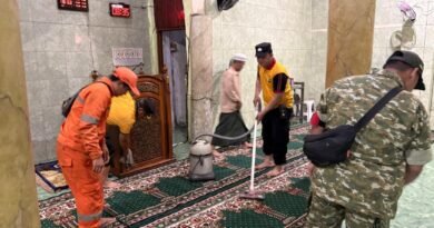 Ibadah Bulan Ramadhan, Tiga Pilar Taman Sari Jakarta Barat Bersih-Bersih Masjid