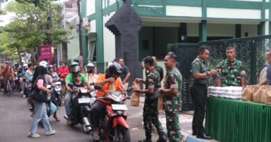 Kodim Tulungagung Bagikan Ratusan Takjil untuk Pengguna Jalan Jepang Berbuka Puasa