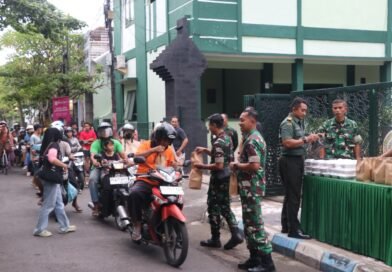 Kodim Tulungagung Bagikan Ratusan Takjil untuk Pengguna Jalan Jepang Berbuka Puasa