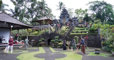 Wujud Toleransi, Satgas TMMD Ke-127 Kodim 0808/Blitar Bersihkan Pura Agung Arga Sonya