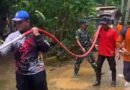 TNI dan Warga Gotong Royong Bersihkan Lumpur Pasca Banjir di Panggul Trenggalek