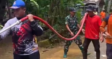 TNI dan Warga Gotong Royong Bersihkan Lumpur Pasca Banjir di Panggul Trenggalek