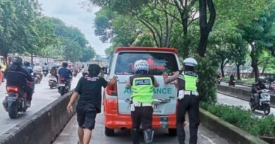 Ambulans Mogok, Polisi Lalu Lintas Polres Metro Jakarta Barat Bantu Pasien