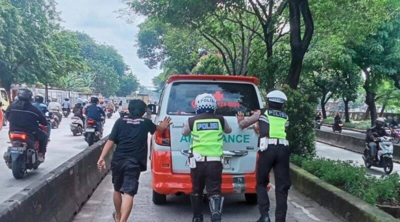 Ambulans Mogok, Polisi Lalu Lintas Polres Metro Jakarta Barat Bantu Pasien