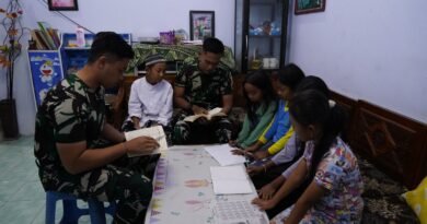 Bangun Generasi, Satgas TMMD Ke 127 Bimbing Belajar Anak-Anak Barurejo