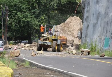 Akses Nasional Trenggalek – Ponorogo Lumpuh Akibat Batu Besar Longsor