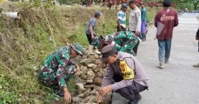 Pemasangan Berem Jalan Desa Krisik Dikebut Satgas TMMD Ke-127 Kodim 0808/Blitar Bersama Warga