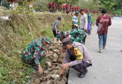 Pemasangan Berem Jalan Desa Krisik Dikebut Satgas TMMD Ke-127 Kodim 0808/Blitar Bersama Warga