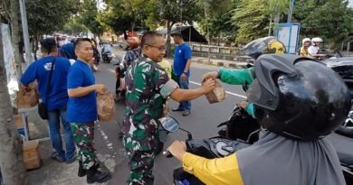 Bisma Madiun Gelar Aksi Sosial Bagi-Bagi Takjil