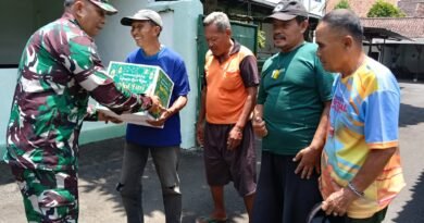 Dandim Tulungagung Salurkan Bingkisan Lebaran kepada Anggota dan Warga