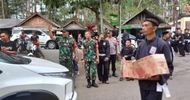 PSHT Bersama TNI-Polri Bagikan Takjil kepada Warga di Trenggalek