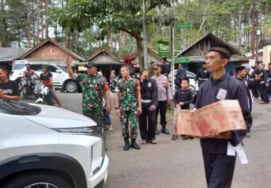 PSHT Bersama TNI-Polri Bagikan Takjil kepada Warga di Trenggalek