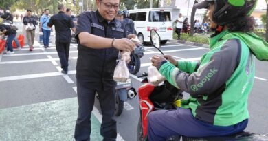 Aksi Sosial Pokja PWI Wali Kota Jakbar, Ratusan Paket Takjil Dibagikan Warga