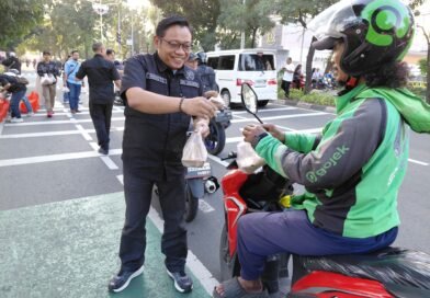 Aksi Sosial Pokja PWI Wali Kota Jakbar, Ratusan Paket Takjil Dibagikan Warga