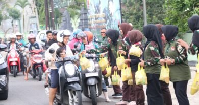 Pramuka Saka Wira Kartika Kodim 0806/Trenggalek Tebar Kepedulian Lewat Ramadan Berbagi Takjil