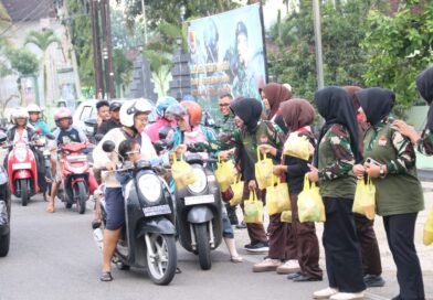 Pramuka Saka Wira Kartika Kodim 0806/Trenggalek Tebar Kepedulian Lewat Ramadan Berbagi Takjil