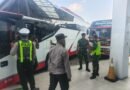 Jelang Lebaran, Babinsa Hariyanto Bersama Aparat Gabungan Berikan Pengamanan di Pospam Terminal Patria Blitar