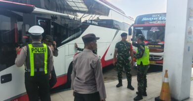 Jelang Lebaran, Babinsa Hariyanto Bersama Aparat Gabungan Berikan Pengamanan di Pospam Terminal Patria Blitar