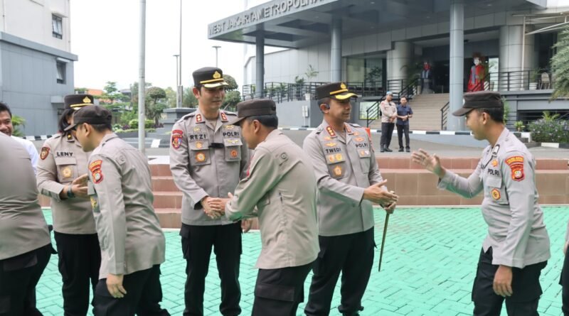 Wakapolres Jakarta Barat Pimpin Apel Pagi dan Halal Bihalal Bersama 250 Personel
