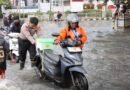 Personel Polres Jakarta Barat Turun ke Jalan, Bantu Pengendara Terjebak Banjir di Kebon Jeruk
